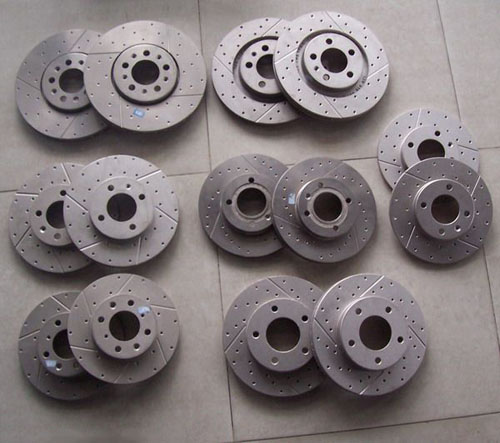 采用五轴加工中心批量加工零件